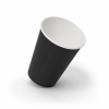 Productfoto van een zwarte disposable papieren beker met witte binnenzijde, weergegeven schuin vanuit een dynamische hoek op witte achtergrond.