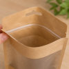 Close-up van een kraft papieren stazak met transparant venster en hersluitbare ziplock sluiting. De detailfoto toont de hoogwaardige afwerking, stevige seal en gebruiksvriendelijke opening van de duurzame verpakking.