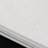 Extreme macro detailfoto van hoogwitte 1-laags servetten 1/4 vouw met zichtbare fijne papiervezels, subtiele reliëfstructuur en gelaagde afwerking op zwarte achtergrond.