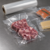 Transparante krimpzakken met bodemseal in gebruik voor het vacuüm verpakken van vlees, vis en kaas, geschikt voor hygiënische en luchtdichte voedselverpakking.