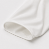 Detailopname van de opening en opgerolde rand van een witte nitril handschoen. 