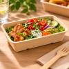 Suikerrietbakje A13 bruin 163 x 110 x 36 mm gevuld met maaltijdsalade en gegrilde kip.