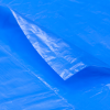 Ingezoomde detailfoto van een blauwe HDPE zak 20 my, waarbij de gevouwen opening, gelaste naad en gladde, licht glanzende folie duidelijk zichtbaar zijn.