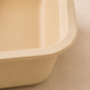 Macro-opname van een duurzame bagasse voedseltray waarbij de afgeronde rand en verfijnde vezelstructuur van het materiaal centraal staan. De natuurlijke beige kleur en hoogwaardige afwerking worden benadrukt door zachte belichting en een rustige achtergro