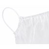 Close-up van een witte disposable baardcover van non-woven materiaal. De afbeelding toont in detail de elastische oorlus, de verstevigde zoom en de fijne vezelstructuur van het ademende materiaal. De geplooide afwerking zorgt voor een comfortabele pasvorm