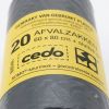 Een detailopname vanuit een schuine hoek van het gele productlabel op een rol grijze afvalzakken, gefotografeerd tegen een witte achtergrond. De focus ligt op de zwarte tekst
