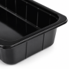 Close-up van de PP 1/2 gastro thermo schaal zwart 325 x 265 x 100 mm met focus op de afgeronde hoek, brede rand en stevige kunststof afwerking op witte achtergrond.