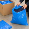 Blauwe HDPE zak 20 my formaat 400 × 600 mm in gebruik voor het verpakken van kleding, geschikt voor het stofvrij en beschermd opslaan of vervoeren van producten.