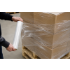 Transparante handwikkelfolie in gebruik bij het omwikkelen van kartonnen dozen op een pallet in een magazijn.