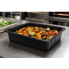 PP 1/2 gastro thermo schaal zwart 325 x 265 x 100 mm in gebruik in een professionele keuken, gevuld met gegrilde groenten op een RVS werkblad.