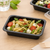 PP saladebakje rechthoek 150 cc zwart gevuld met pastasalade, cherrytomaten, mozzarella en rucola, ideaal voor het verpakken, presenteren en meenemen van salades, pasta's en koude maaltijden.