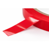 Detailfoto van rood PVC sluit tape met close-up van het glanzende tape-oppervlak en zichtbare materiaalstructuur.
