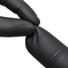 Close-up van een zwarte nitril handschoen die wordt uitgerekt, wat de flexibiliteit en elasticiteit van het materiaal laat zien.