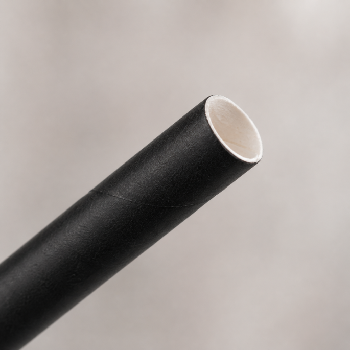 Macrofoto van een zwart papieren rietje met zichtbare papierstructuur en opgerolde naad. De close-up toont de witte binnenzijde en de hoogwaardige afwerking van het duurzame drinkrietje.