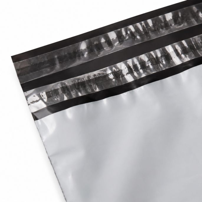Detailfoto van een LDPE verzendzak met dubbele plakstrip, ingezoomd op de bovenzijde van de zak. De close-up toont de twee zelfklevende sluitstrips en de stevige afwerking, waardoor de verzendzak geschikt is voor veilig verzenden én eenvoudig retourneren 