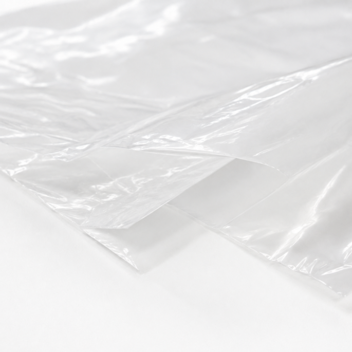 Close-up van een transparante LDPE zak waarbij de open zijde, gladde folie en heldere, glanzende afwerking duidelijk zichtbaar zijn. De detailfoto benadrukt de kwaliteit en transparantie van het materiaal op een witte achtergrond.