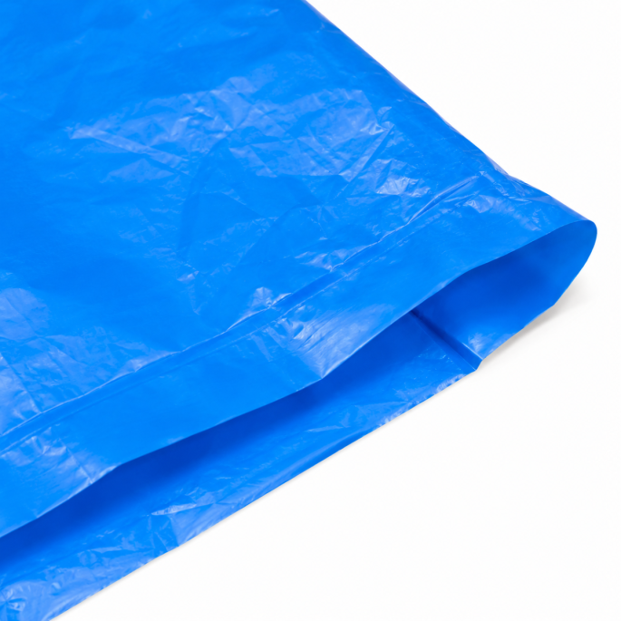 Detailfoto van de opening van een blauwe HDPE zak 20 my, waarop de gladde folie, nette afwerking en dunne, sterke materiaalkwaliteit duidelijk zichtbaar zijn.