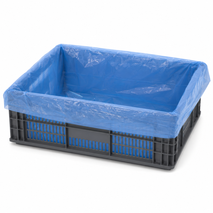 Blauwe HDPE-kratzak van 10 micron in het formaat 68/2 × 17 × 63 cm, netjes als beschermende binnenvoering in een zwarte kunststof krat geplaatst tegen een witte achtergrond.