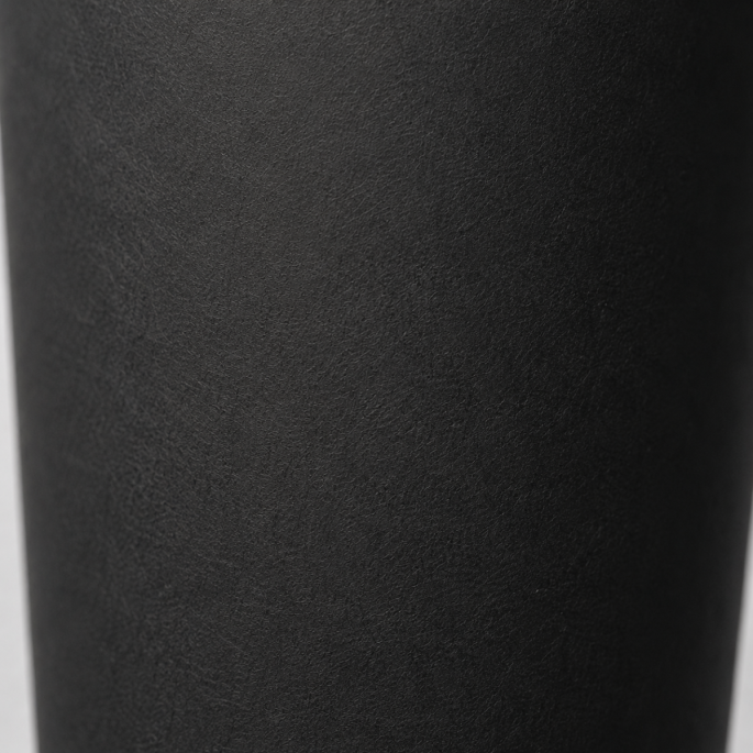 Extreme close-up van het zwarte buitenmateriaal van een disposable papieren beker, waarbij de fijne papierstructuur, matte afwerking en textuur van de zijkant duidelijk zichtbaar zijn.