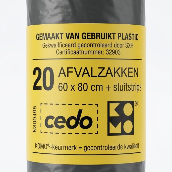 Een close-up studio-opname van het gele label rondom een rol grijze afvalzakken tegen een witte achtergrond. Het label toont duidelijke zwarte letters met de tekst