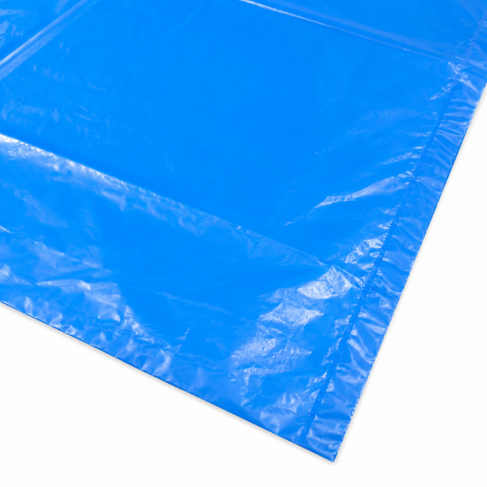 Ingezoomde detailfoto van een blauwe HDPE zak 20 my, waarop de gladde folie, gelaste zijnaad en lichte glans van het materiaal duidelijk zichtbaar zijn